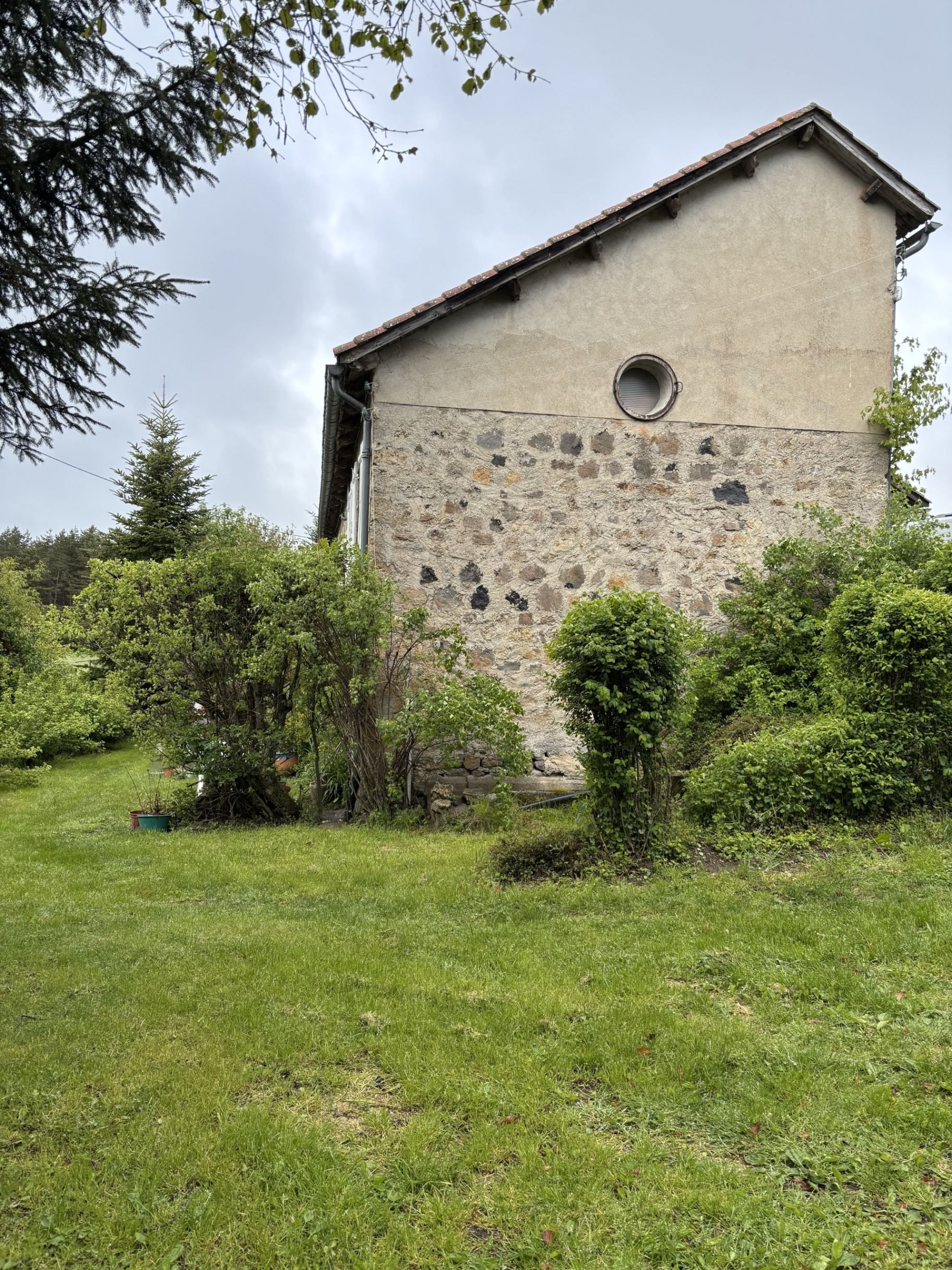 Maison Ardèche à Presailles 7 pièce(s) 80 m2, Ancienne chaumière rénovée, en autonomie, avec étang, potager, poulailler, plus de 7 hectares de terres et installations pour chevaux
