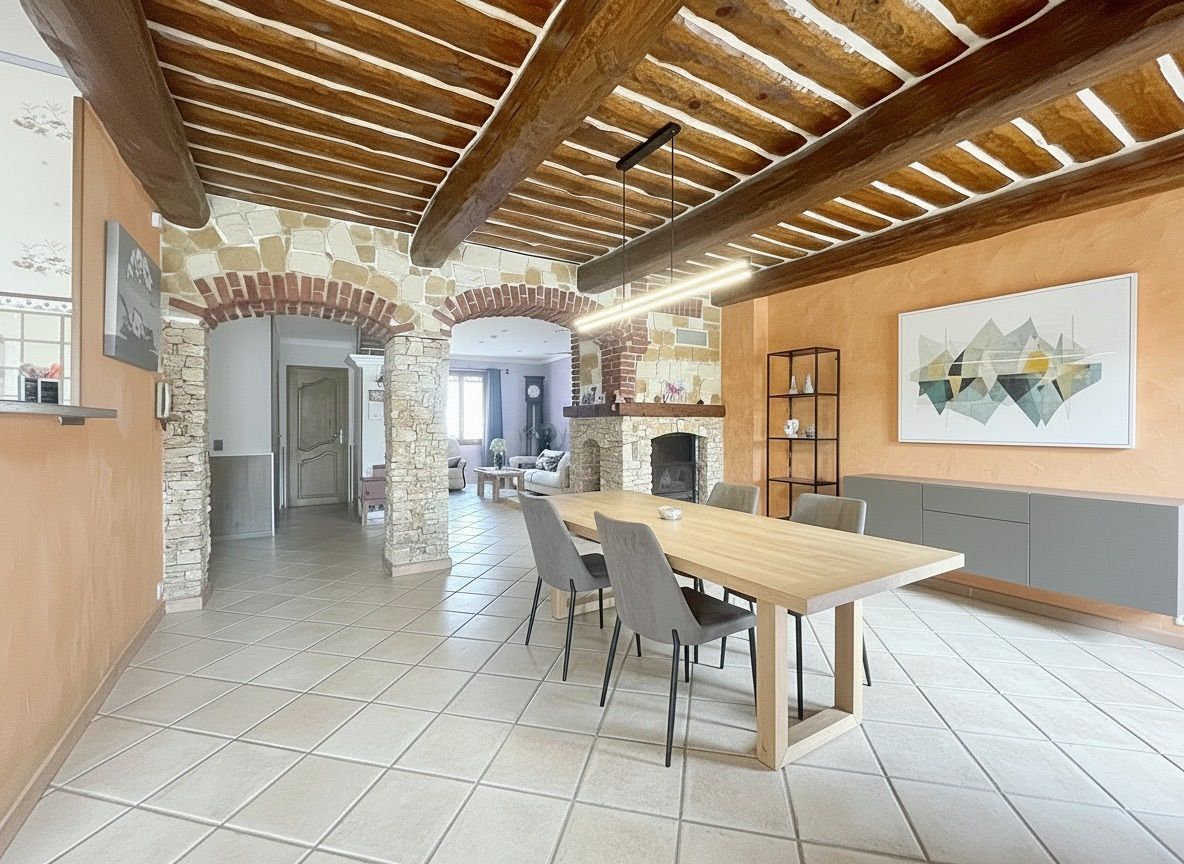 Exclusivité : Maison de village , surface totale 224 m² avec jardin, terrasses, double garage & ateliers. La Roquebrussanne (83136)