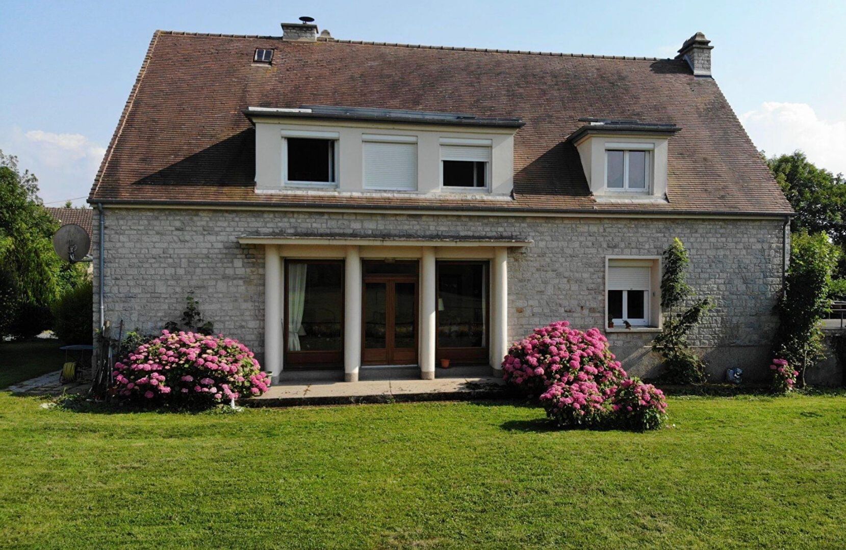 Maison en pierre, idéale pour projet équestre