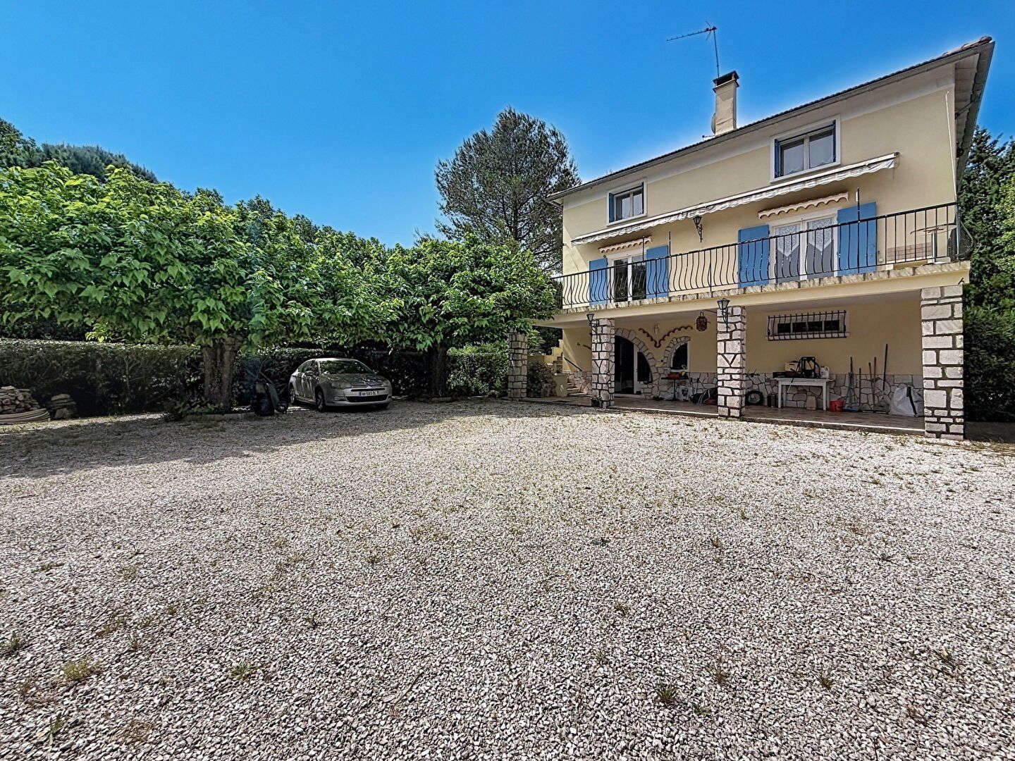 Grande propriété familiale avec piscine et dépendance - 83890 Besse-sur-Issole