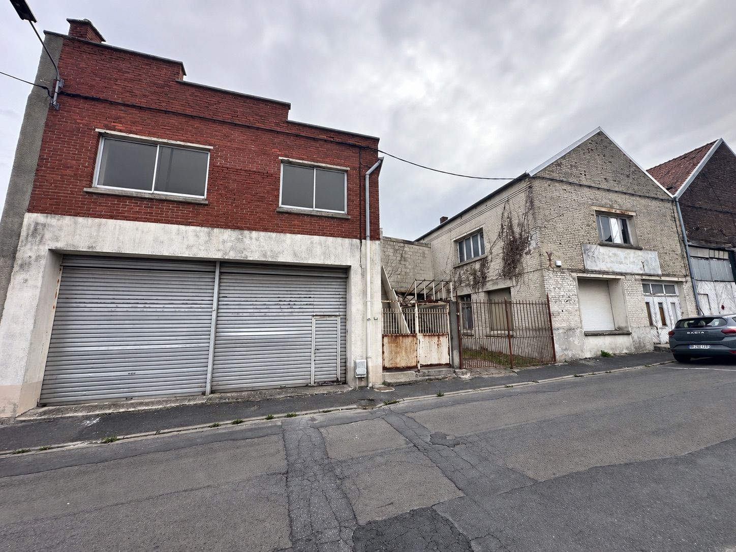 Ensemble immobilier avec appartement, vastes garages et important potentiel d’aménagement – Jeumont