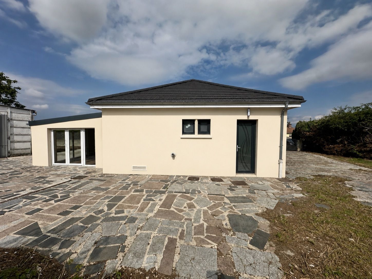Maison semi-individuelle en semi-plain-pied avec grande véranda, hangar et jardin – Recquignies