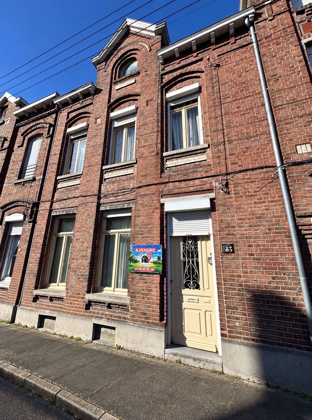 Maison lumineuse avec terrasse, dépendance et beau potentiel À Jeumont