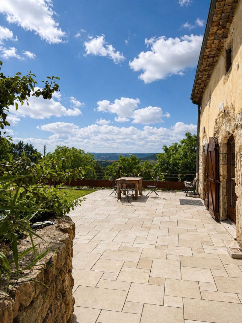 Colombier-le-Jeune / Ardèche Maison de caractère + 9 hectares et dépéndances 