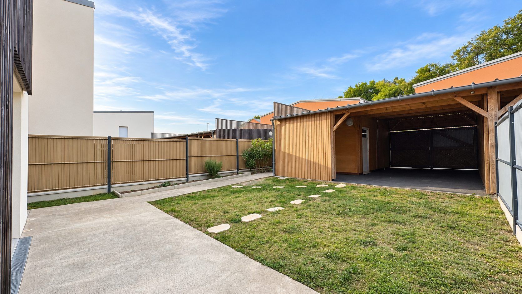 Maison récente 100 m² – 4 chambres – Extérieur et stationnement