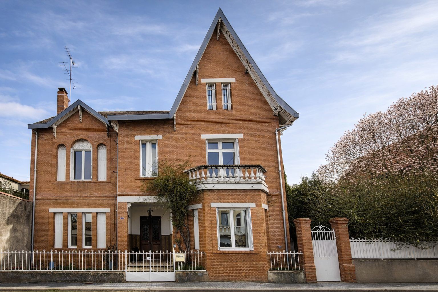 Maison bourgeoise rénovée avec jardin sur le canal