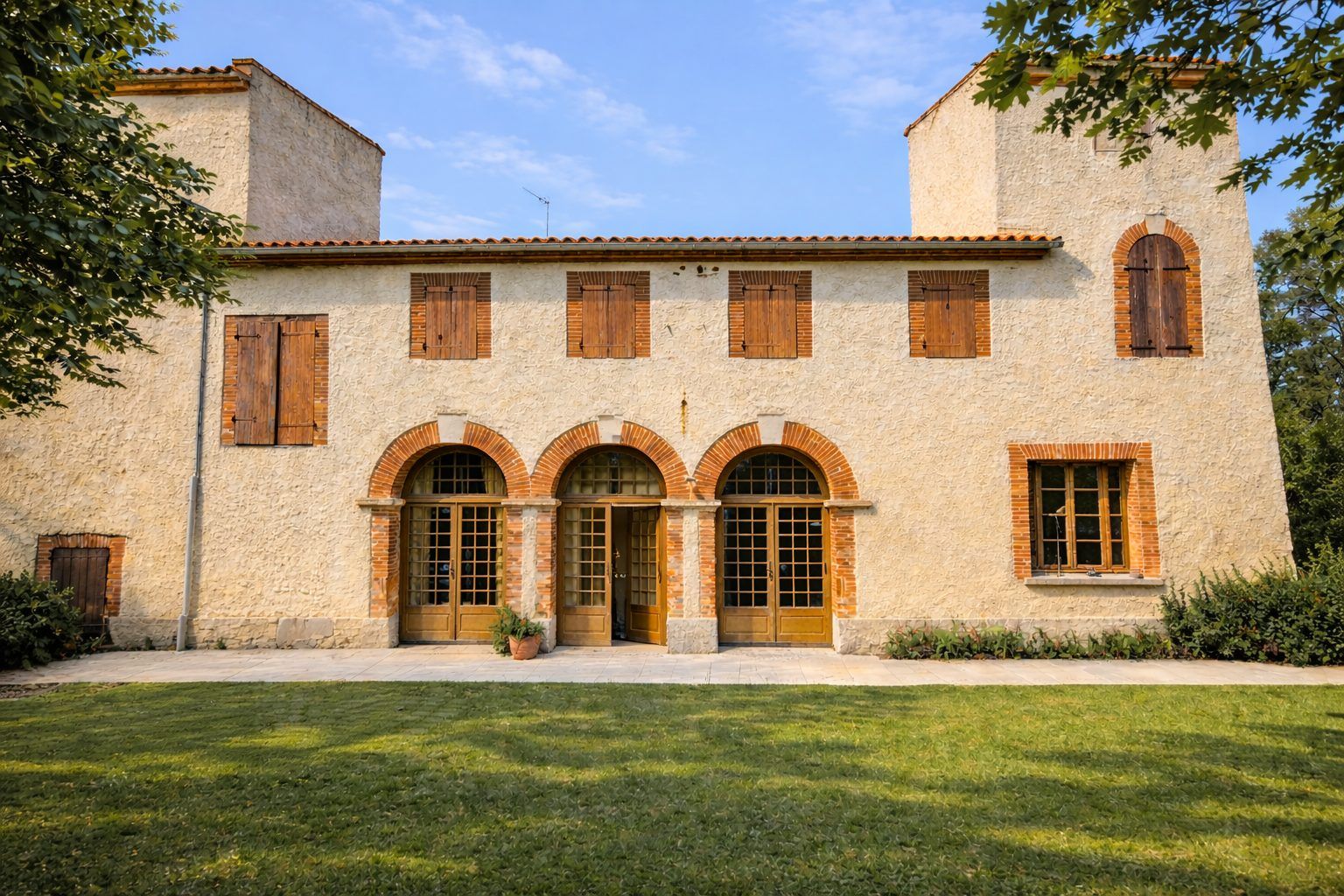 Propriété de caractère avec arches et tours - 220 m² habitables + 350 m² de combles aménageables sur 1,1 hectare