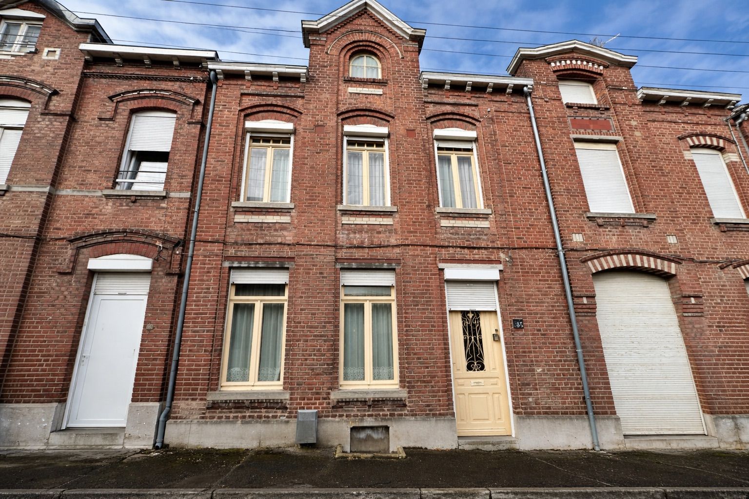 Maison lumineuse avec terrasse, dépendance et beau potentiel À Jeumont