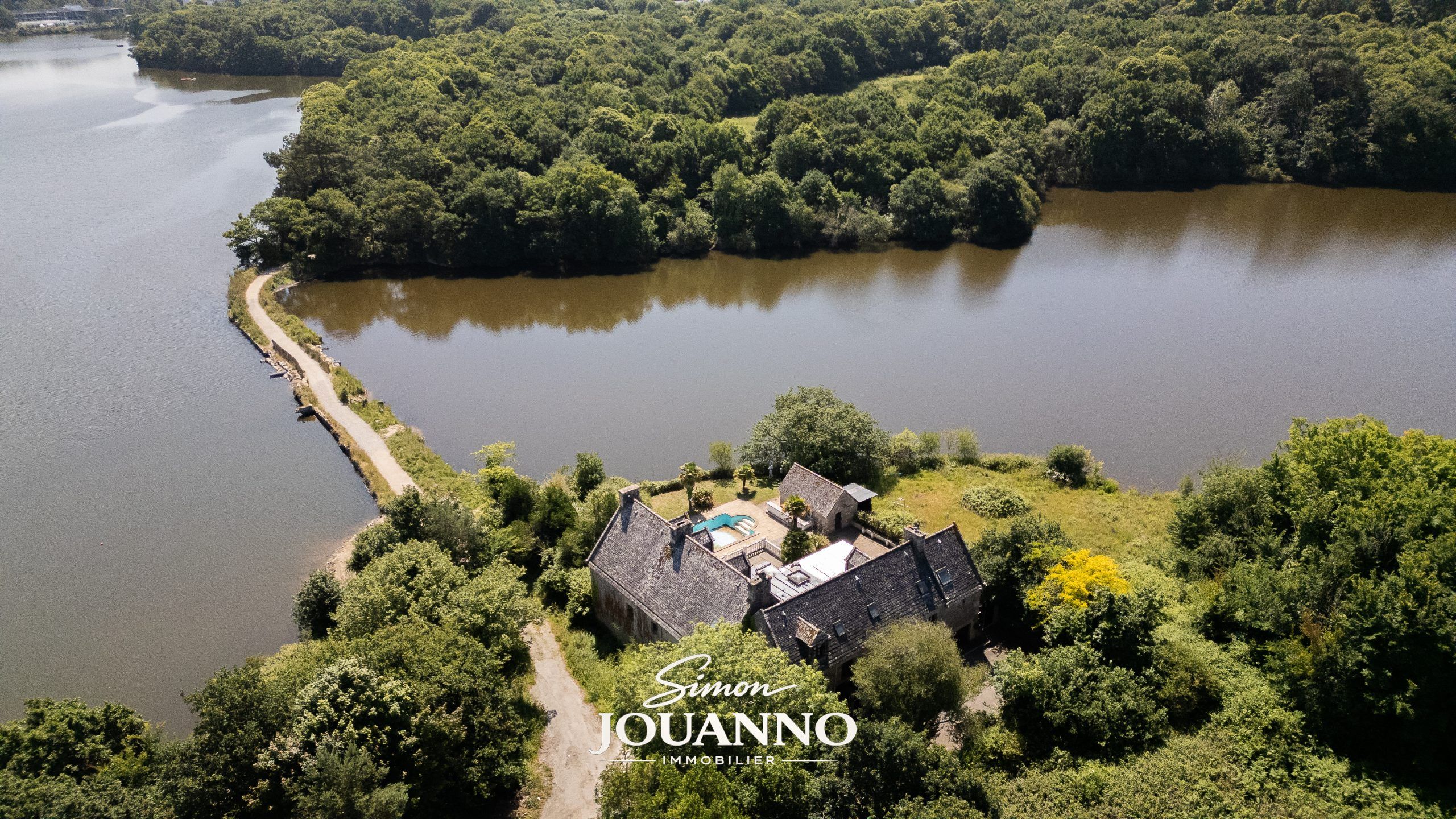 Propriété de 4 ha avec piscine, parc et étang - Maison ou réception