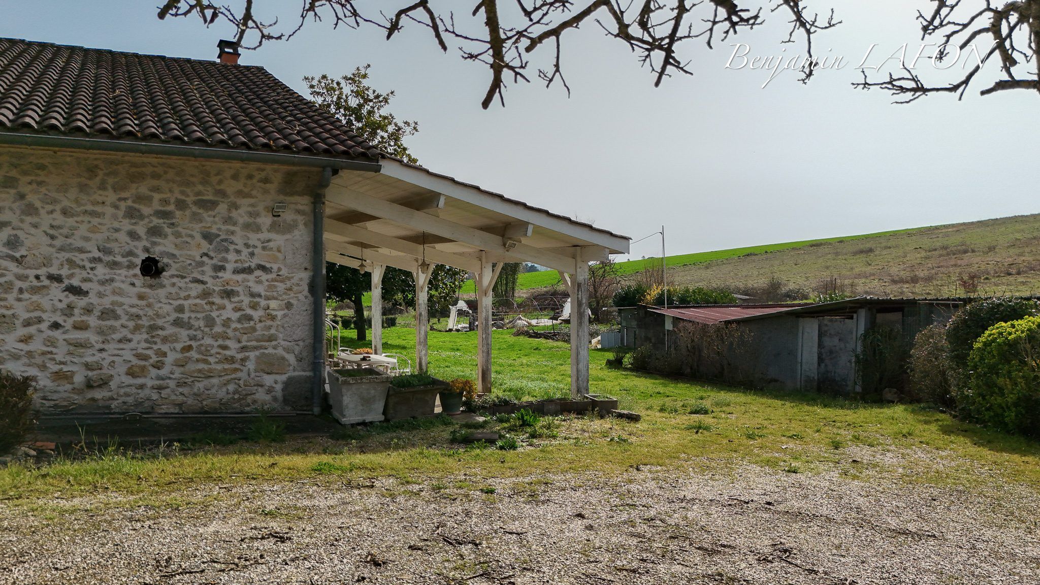 Maison en pierre 4 chambres avec dépendances et beau terrain