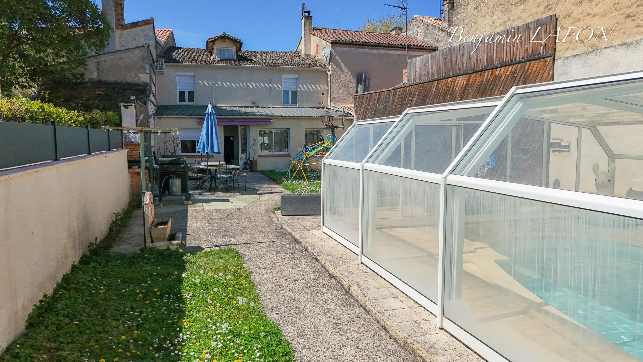 Superbe maison de ville avec jardin intime et piscine couverte