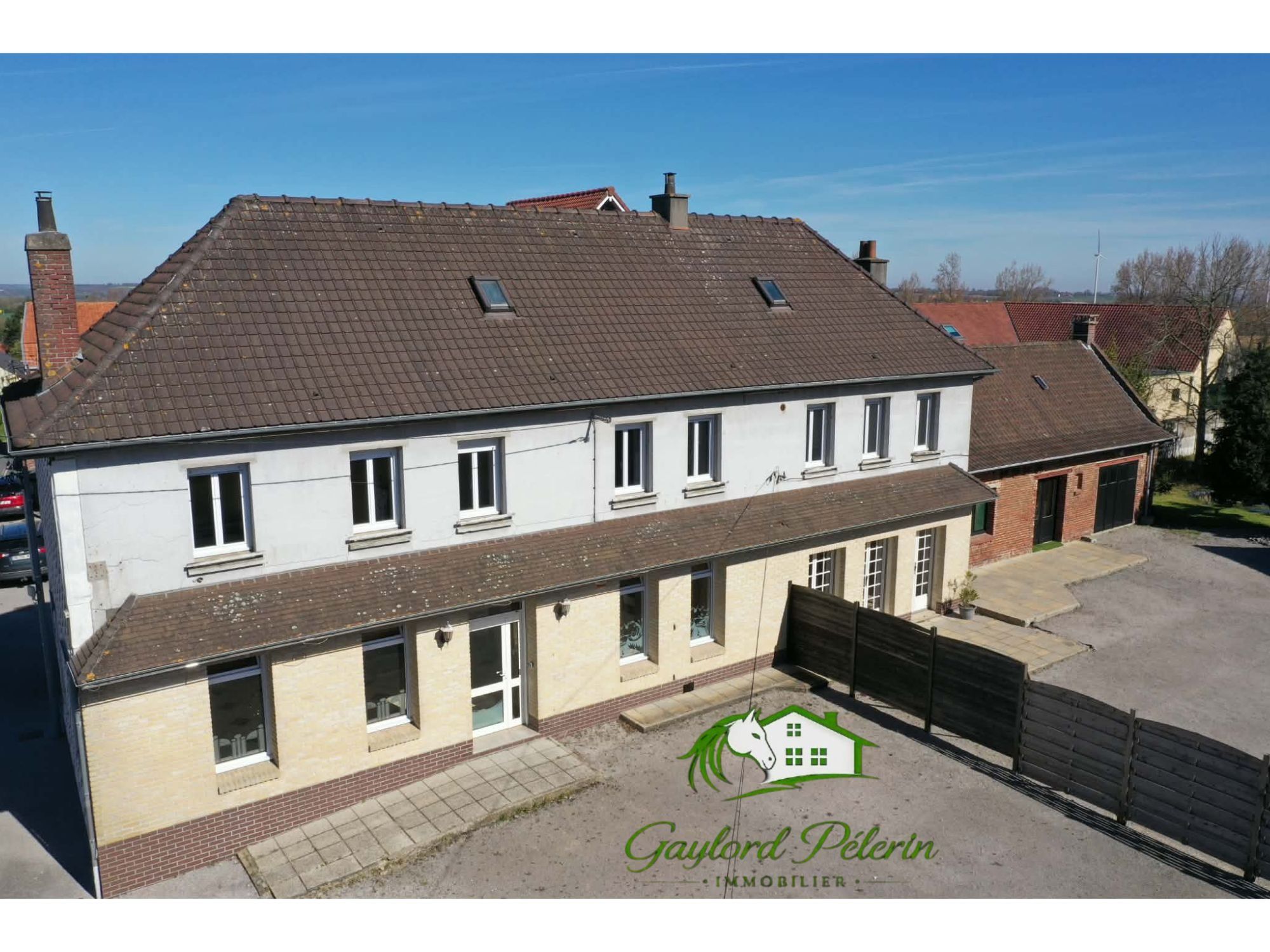 Maison  de  251 m2  avec  dépendances
