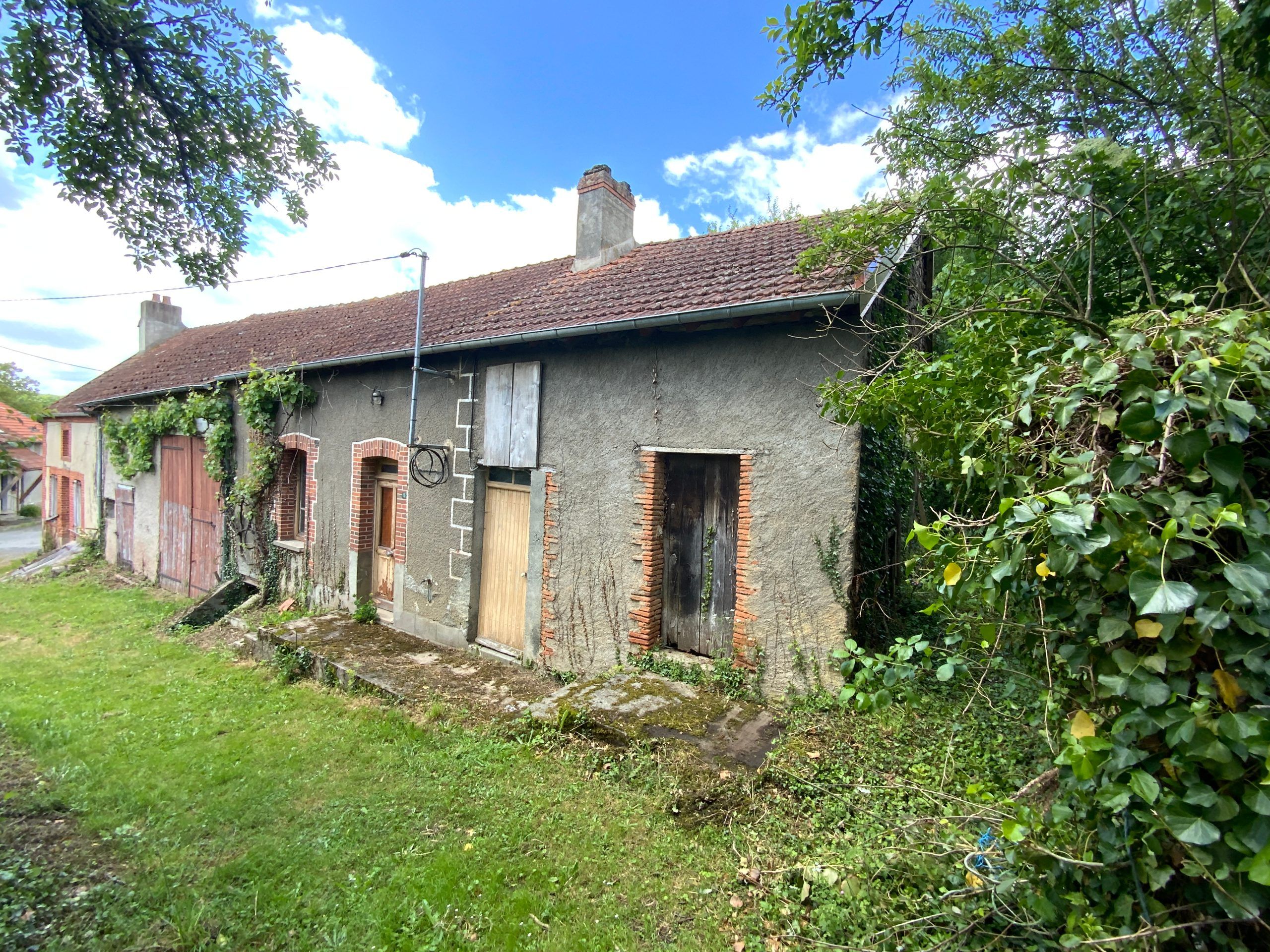 Ensemble de deux maisons et grange à la campagne avec terrain !