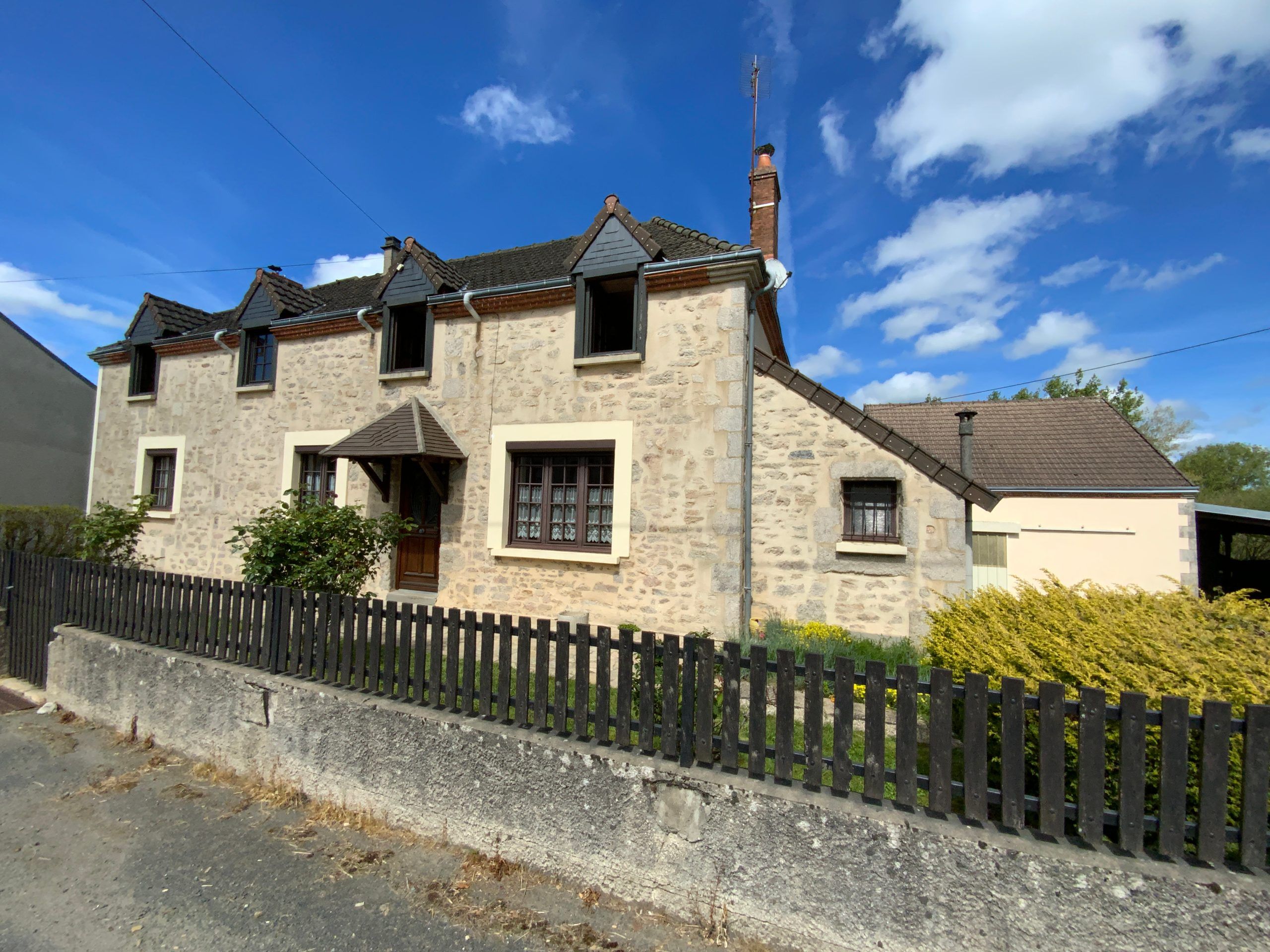 Maison d'habitation avec dépendances et terrain !