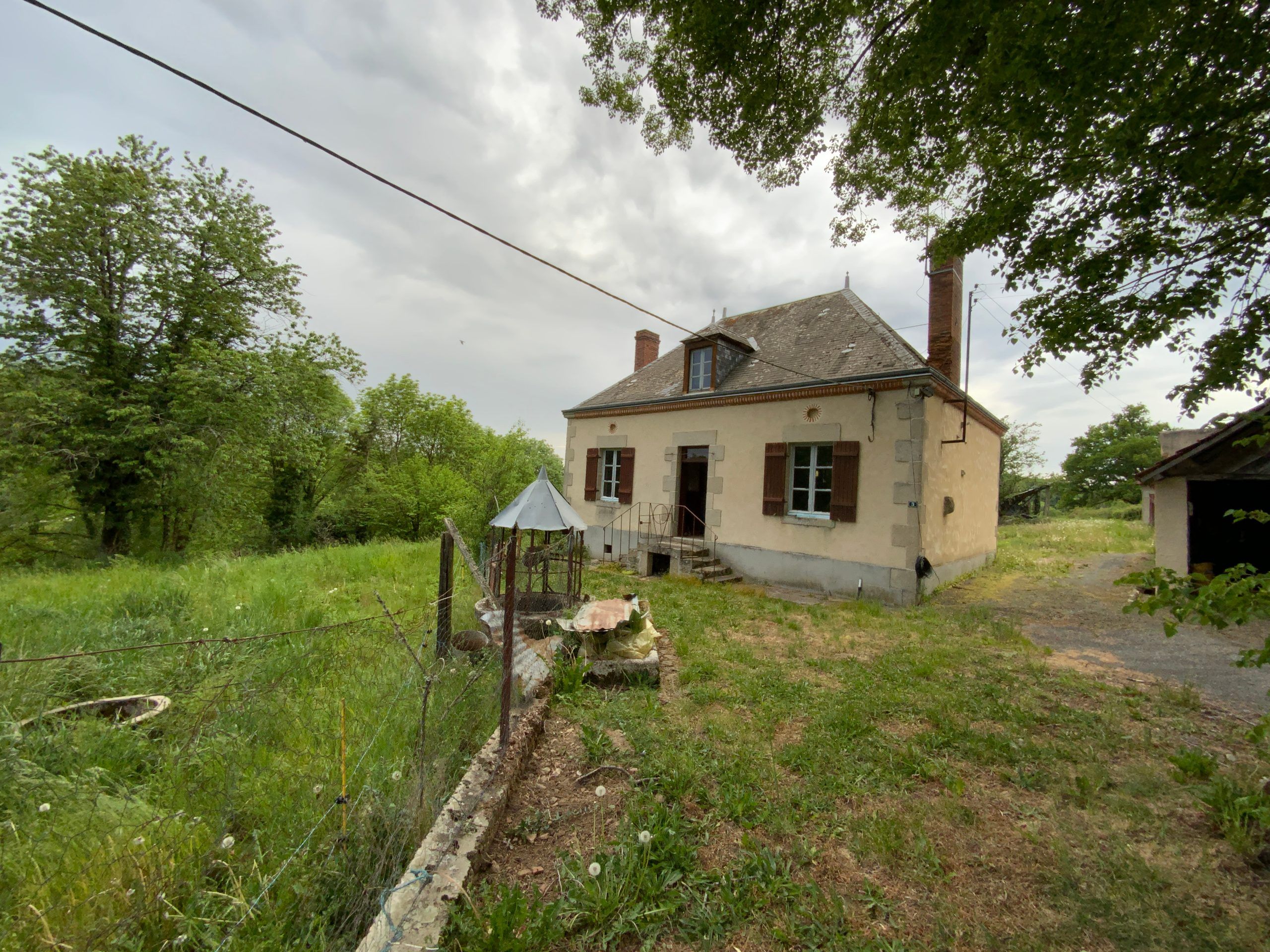 Maison avec dépendances et terrain à la campagne !