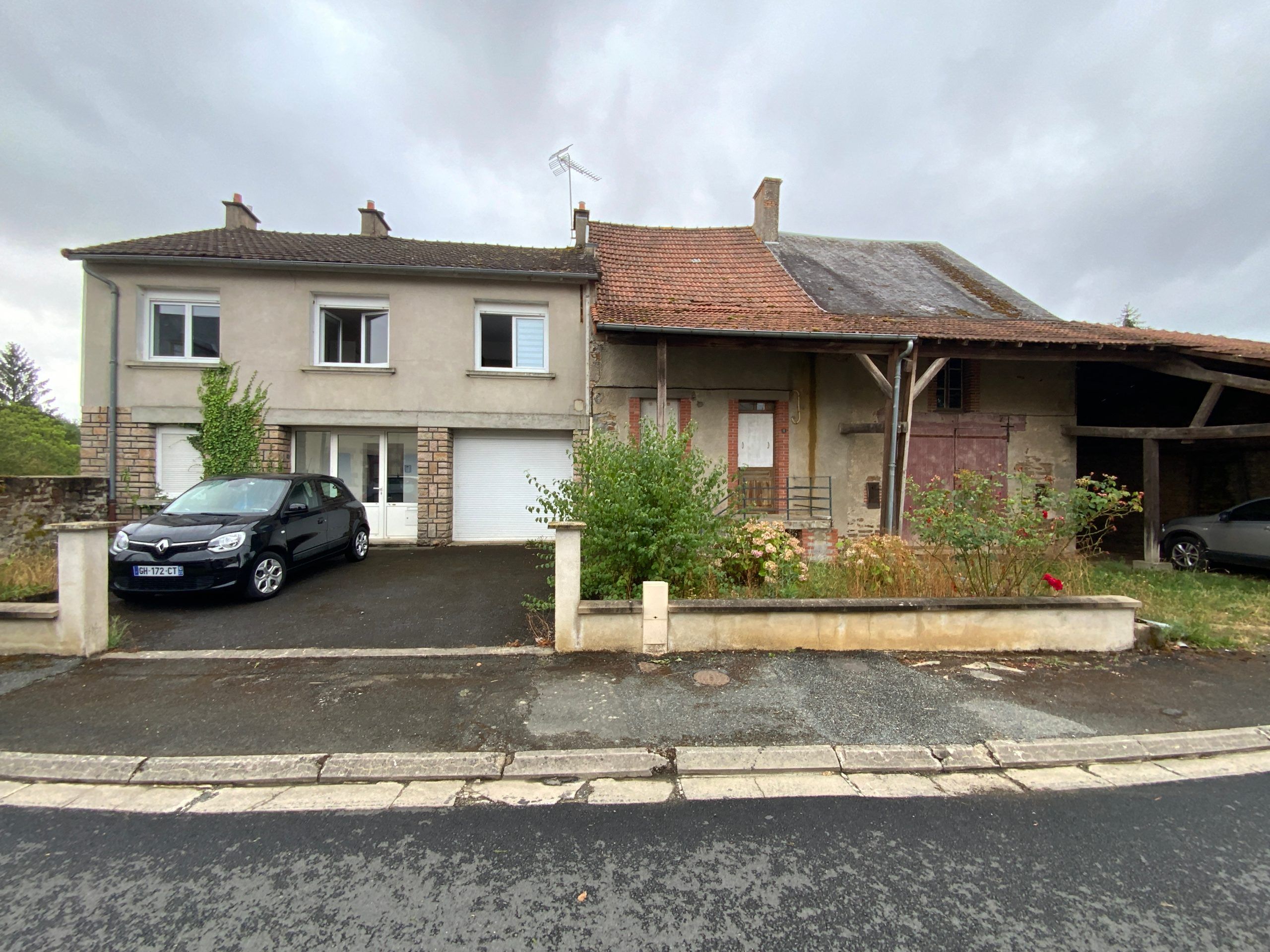 Maison de bourg   Bétête avec terrain et dépendances !
