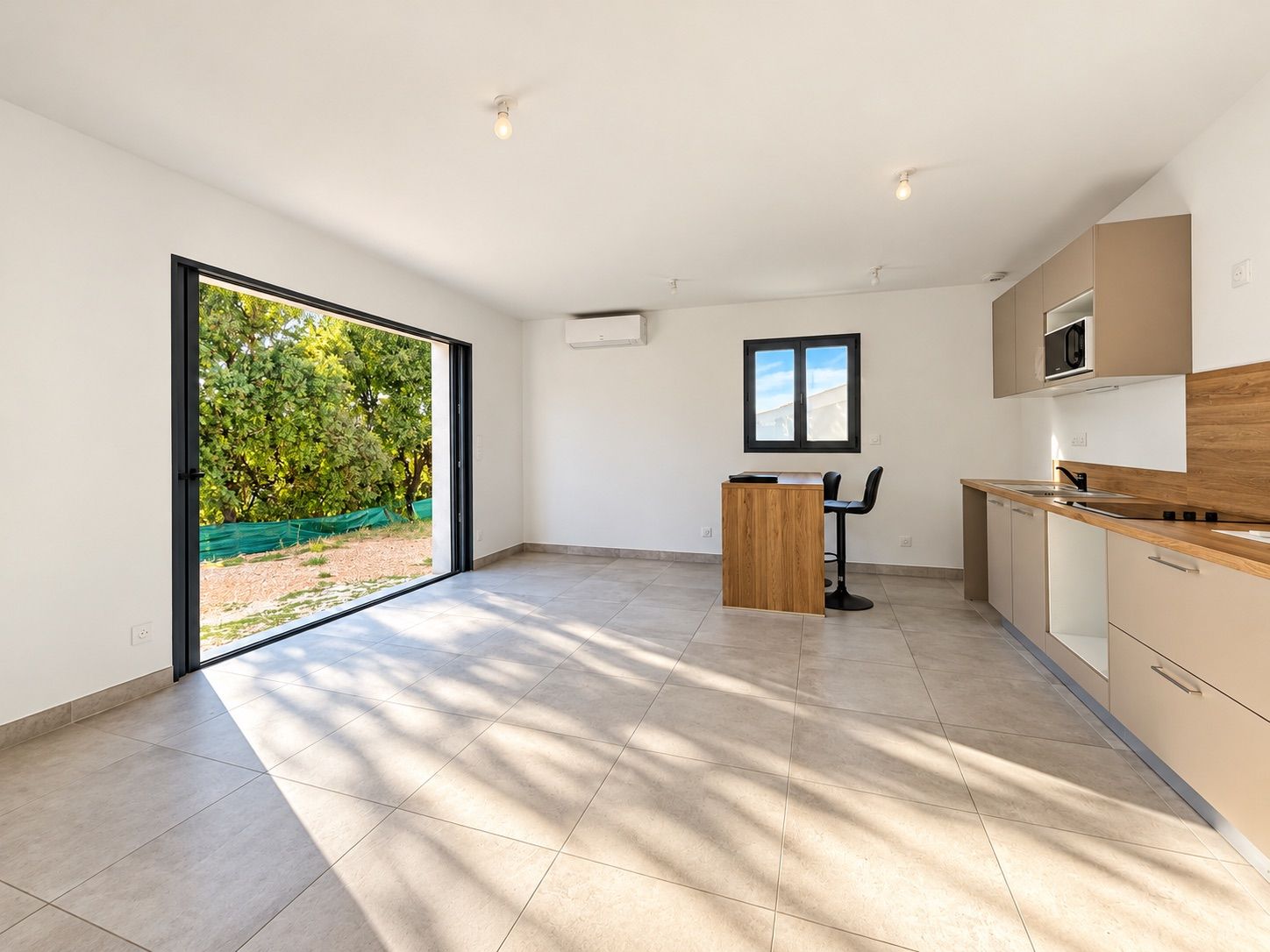 Intérieur moderne baigné de lumière naturelle.jpg