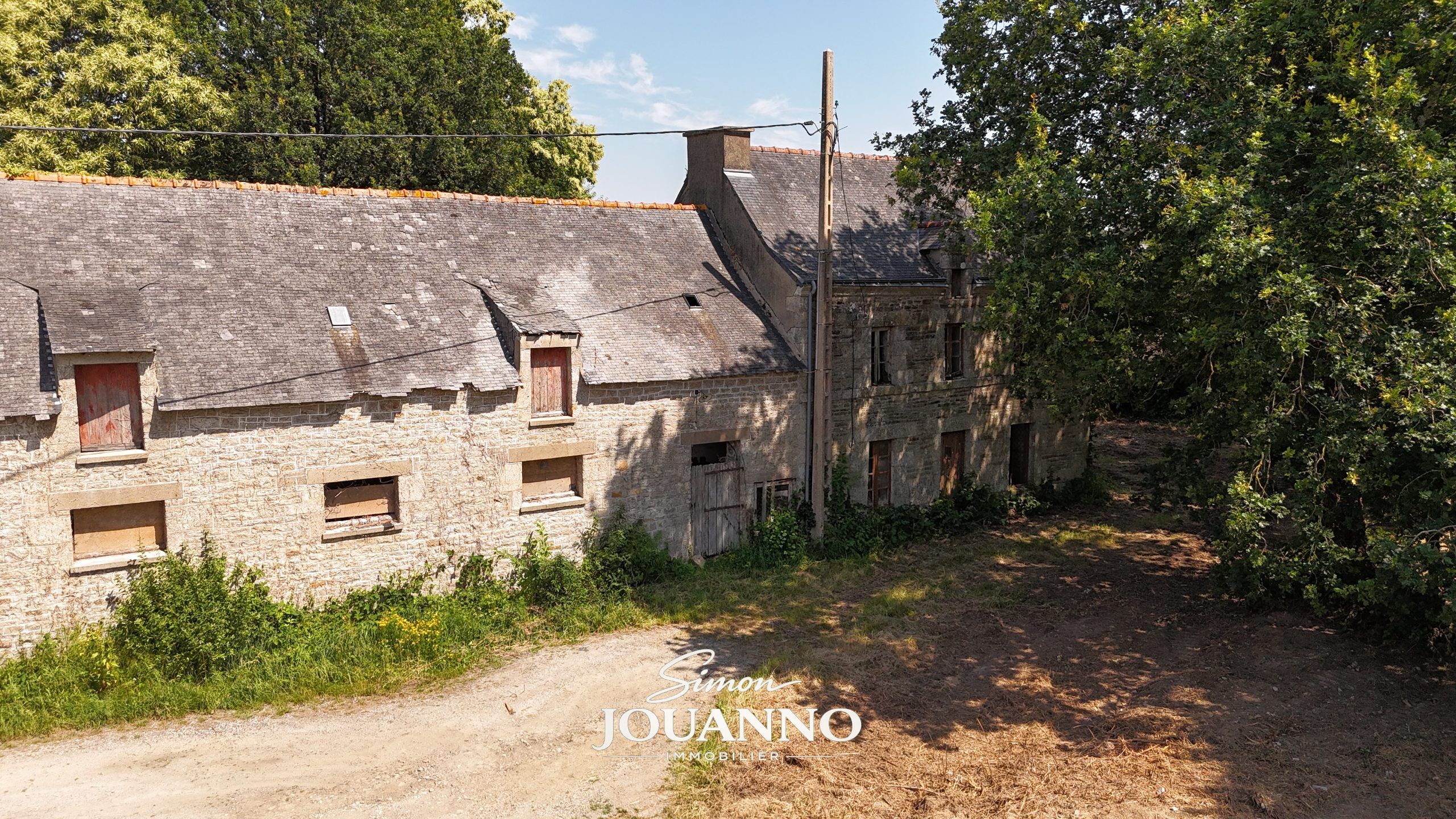 Longère en pierre à rénover - avec jardin - proche du bourg