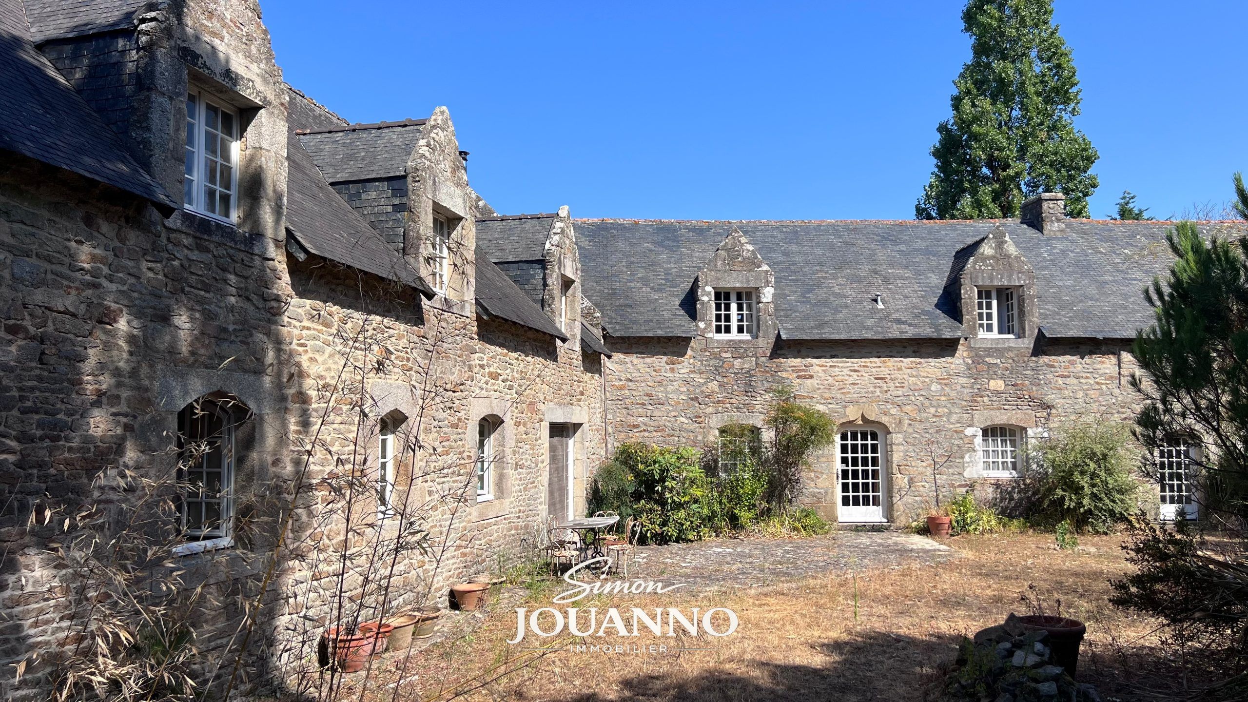 Longère à rénover et 4000 m² de terrain constructible 