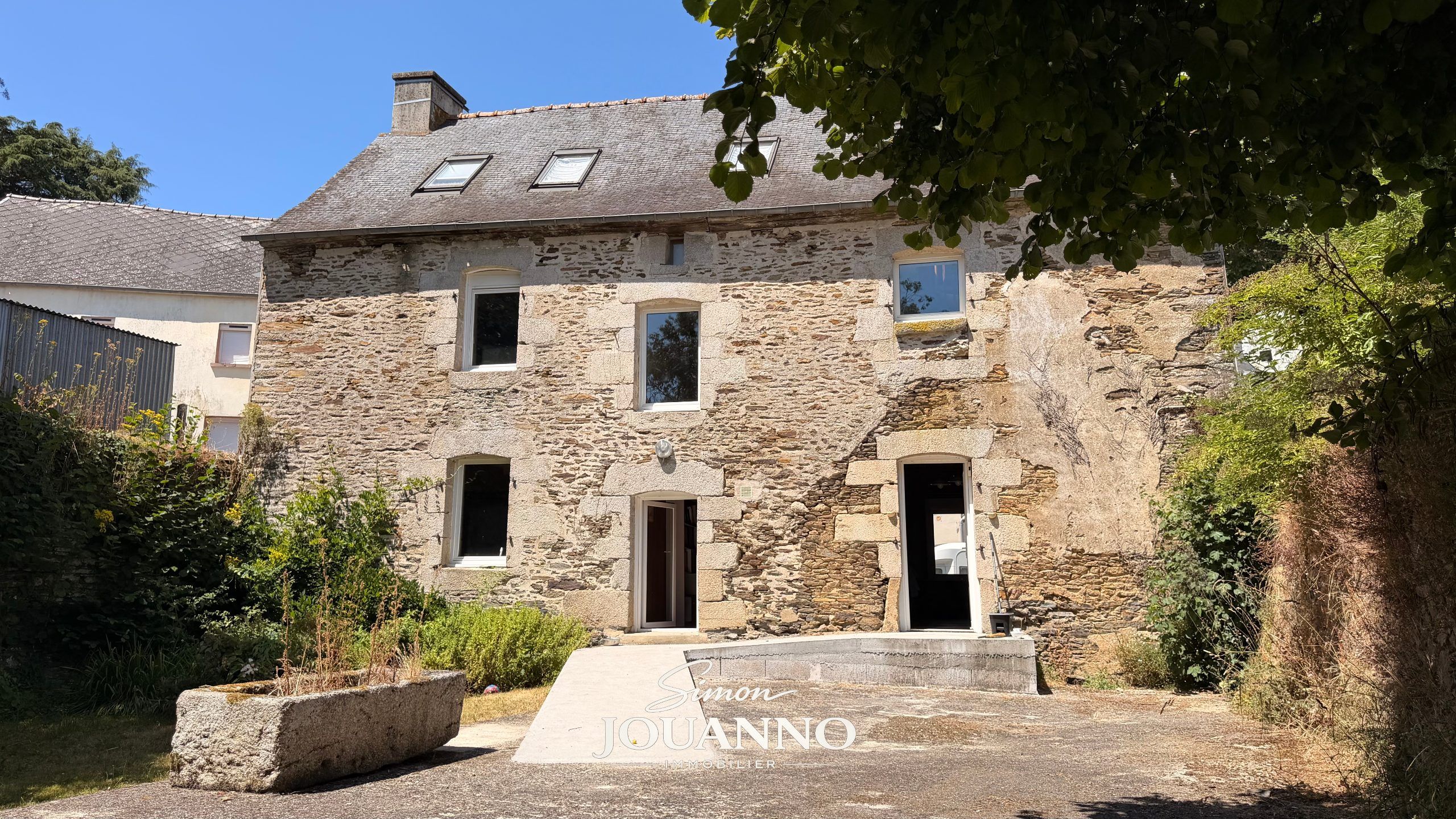 Maison en pierre avec jardin et dépendance au coeur du bourg