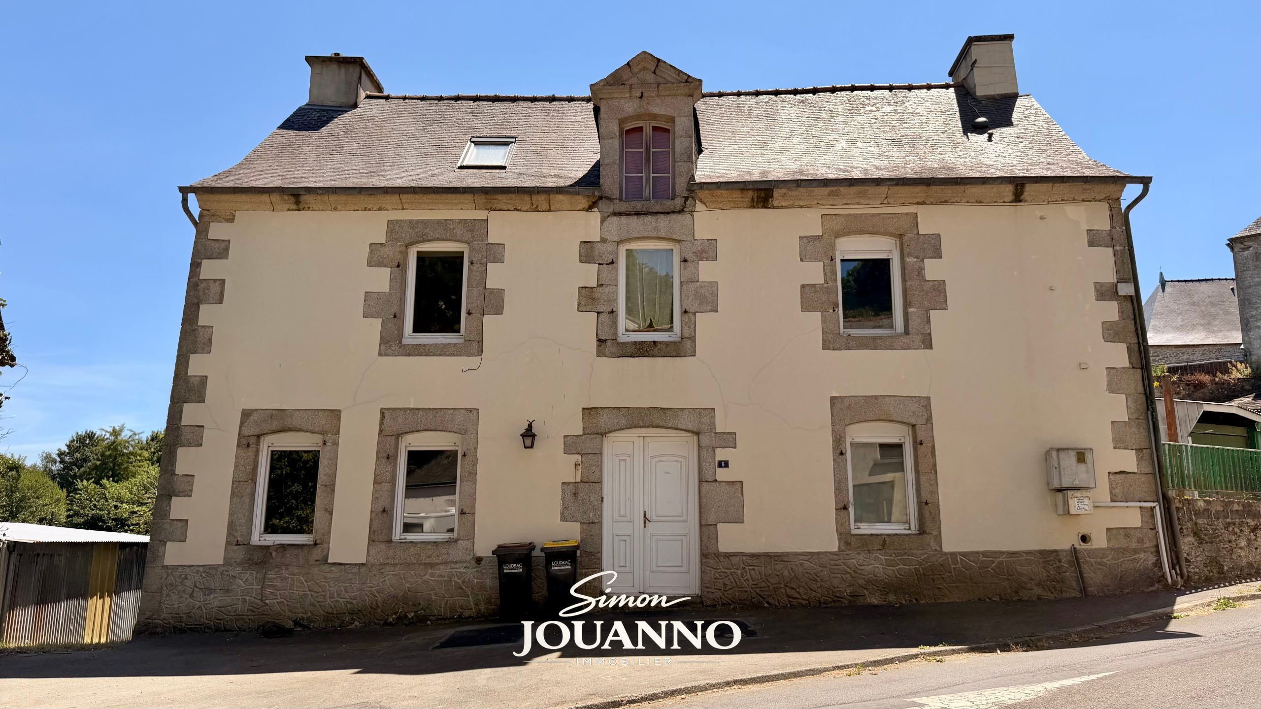 Maison en pierre avec jardin et dépendance au coeur du bourg
