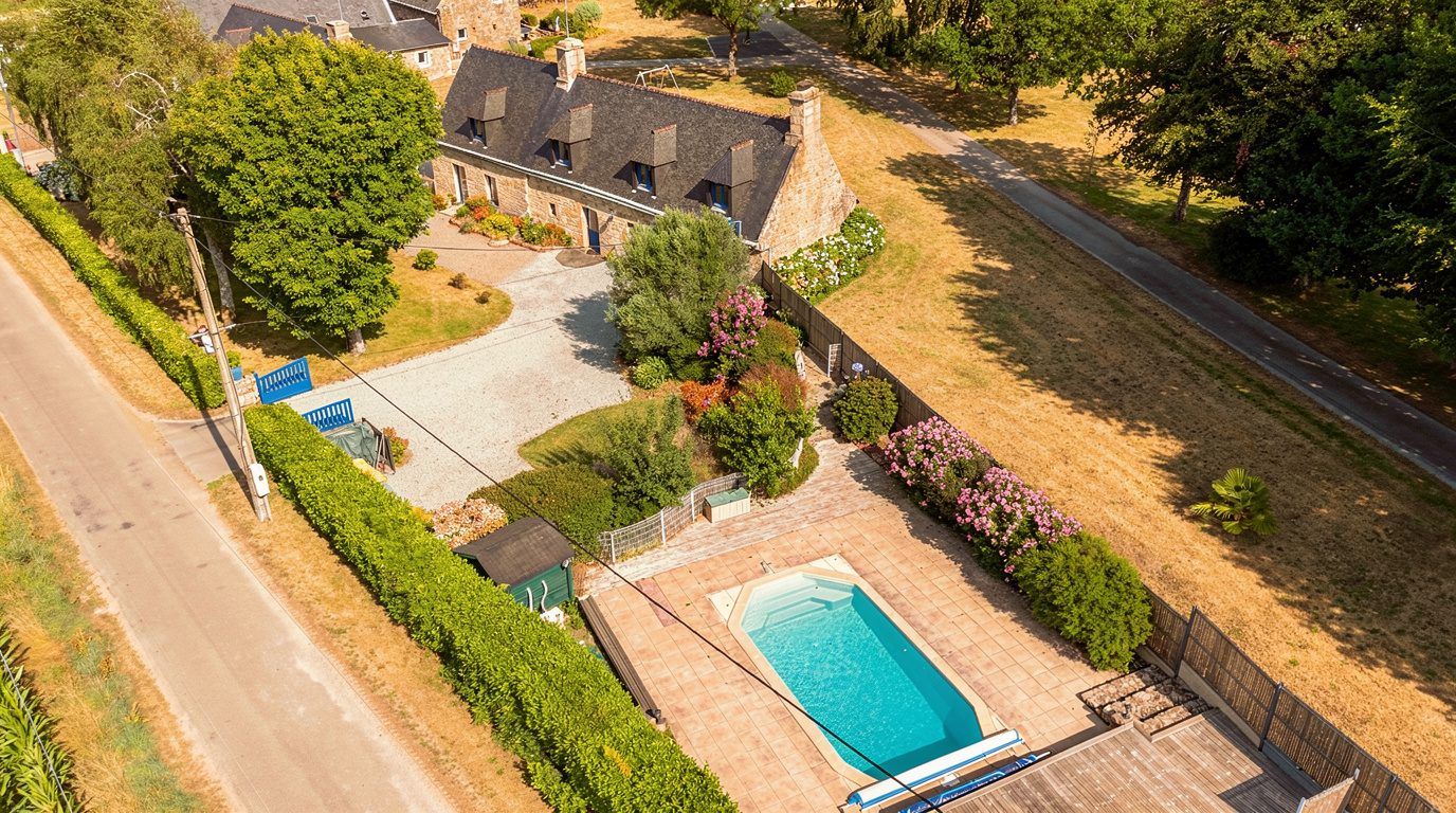 Longère de caractère avec piscine et potentiel locatif – Languidic