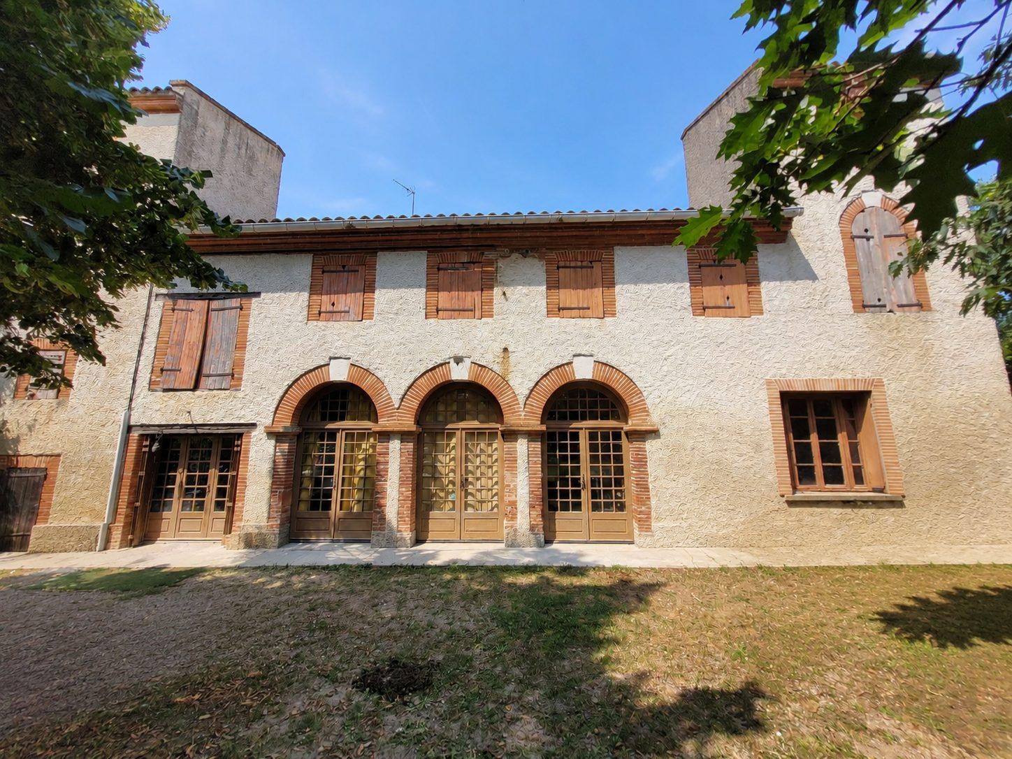 Propriété de caractère avec arches et tours - 220 m² habitables + 350 m² de combles aménageables sur 1,1 hectare