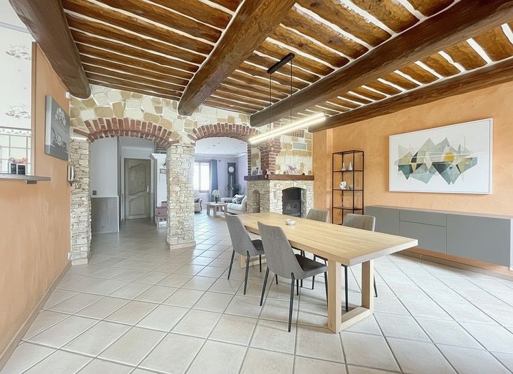Exclusivité : Maison de village , surface totale 224 m² avec jardin, terrasses, double garage & ateliers. La Roquebrussanne (83136)
