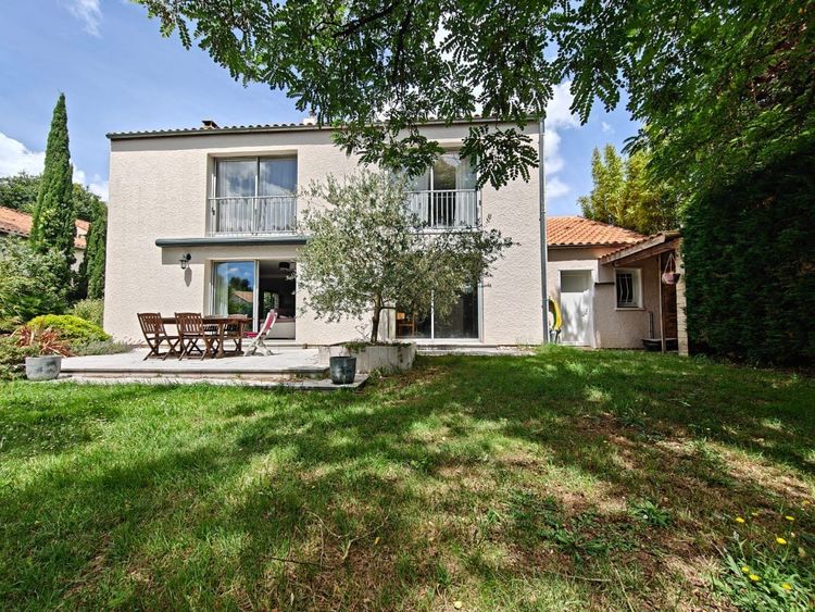 Belle maison de 182 m² comprenant 4 chambres et 1 bureau