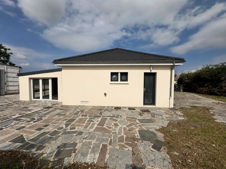 Maison semi-individuelle en semi-plain-pied avec grande véranda, hangar et jardin – Recquignies