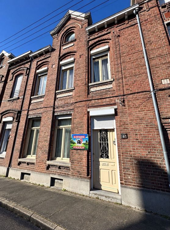 Maison lumineuse avec terrasse, dépendance et beau potentiel À Jeumont