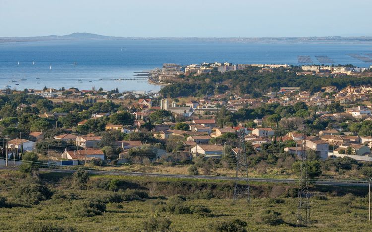 Terrain constructible à bâtir ,parcelle viabilisé de 772 m2, extensible à 1652 m2 avec parcelle attenante à Balaruc les bains 