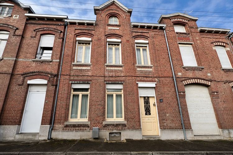 Maison lumineuse avec terrasse, dépendance et beau potentiel À Jeumont