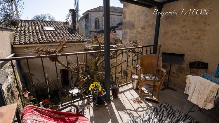 Maison de village avec cour intime et dépendance