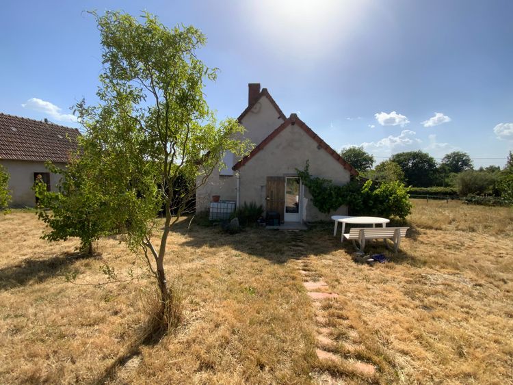 Maison avec dépendances et terrain à la campagne !