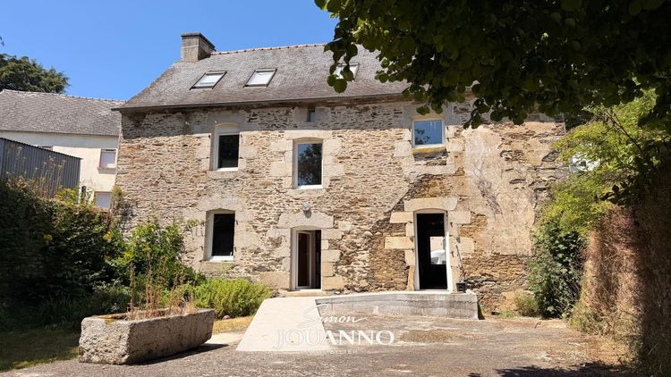 Maison en pierre avec jardin et dépendance au coeur du bourg
